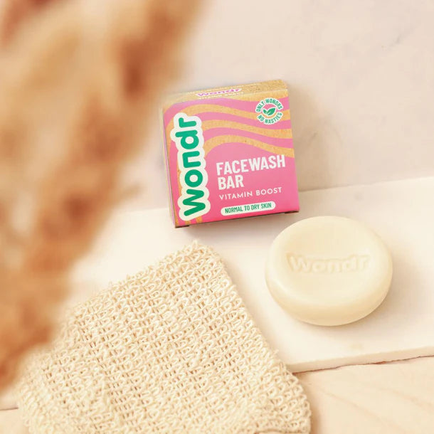 Deze facewash bar hydrateert je huid intensief met vitamine C, E, arganolie en shea butter, voor een gezonde en stralende teint.

