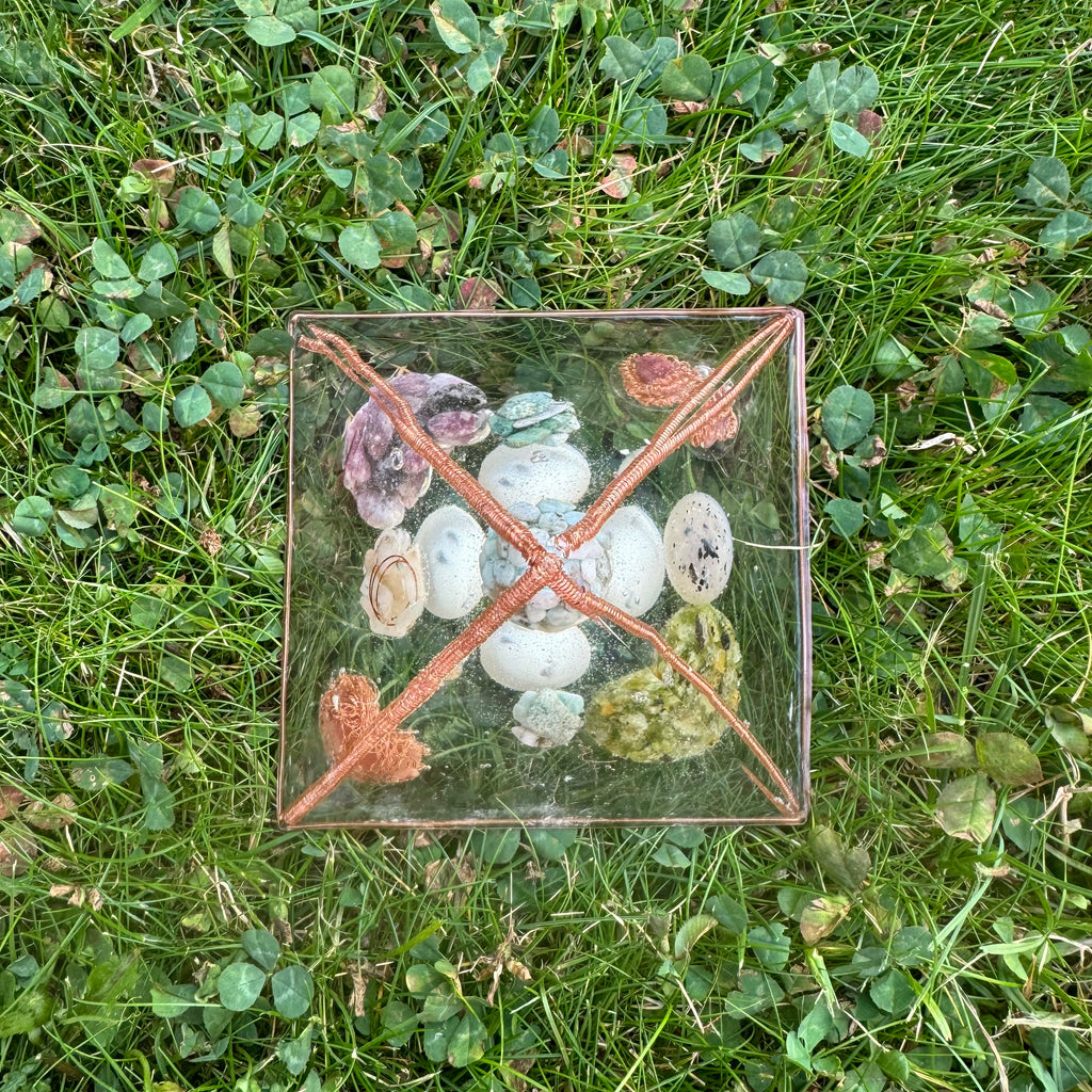 Handgemaakte Zachtkracht Piramide met Amethist, Peridoot, Bergkristal en Groene Jaspis voor emotionele heling, balans en bescherming.

