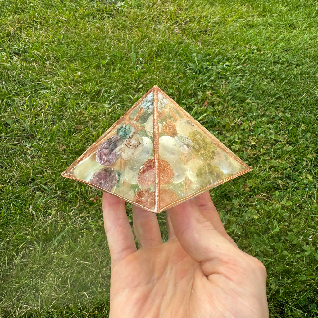 Zachtkracht Piramide van Amethist, Peridoot, Bergkristal en Groene Jaspis, ontworpen om balans, bescherming en emotionele heling te bevorderen.


