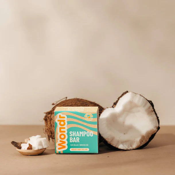 De WONDR Ocean Breeze Shampoo Bar biedt een frisse geur en reiniging, met zeezout en kokosolie voor zijdezacht en volumineus haar.

