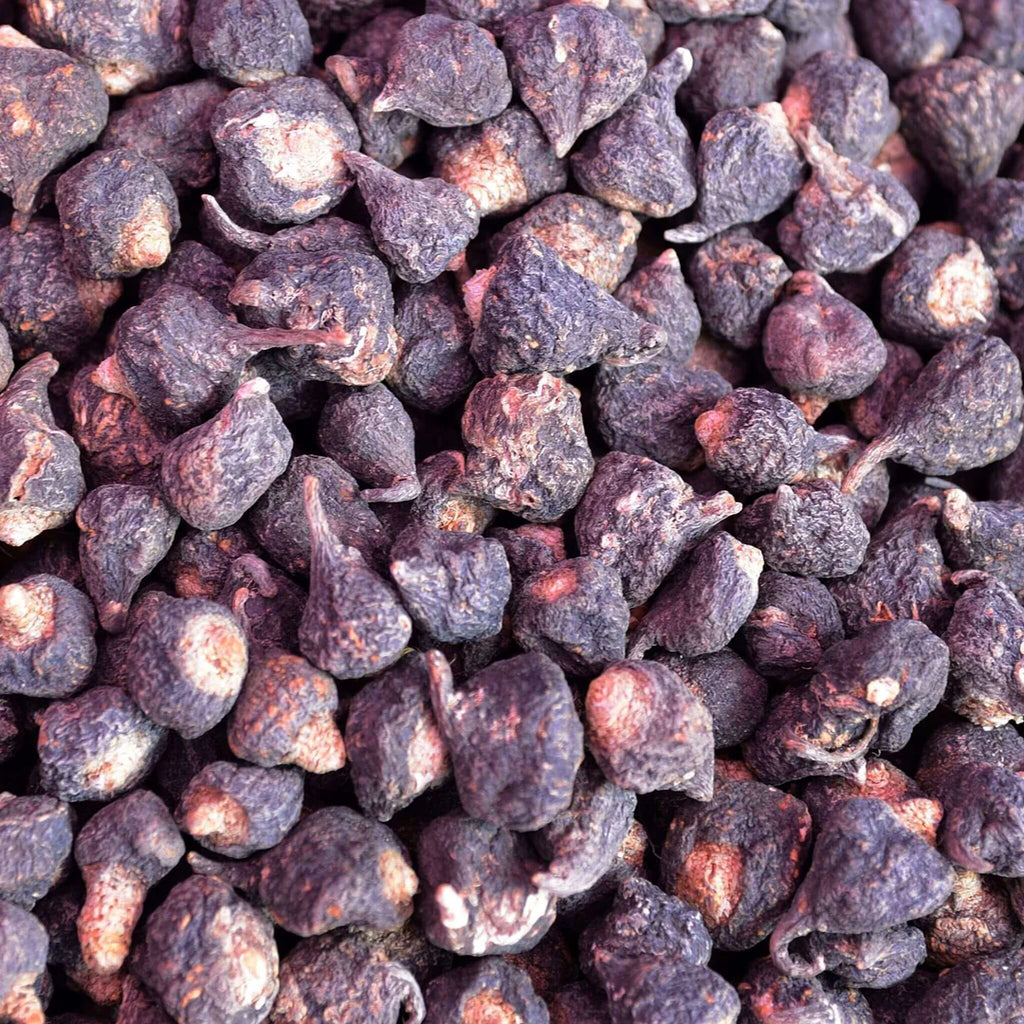 De Zwarte Maca Capsules naast een gezonde maaltijd, gemakkelijk in te nemen voor extra energie.